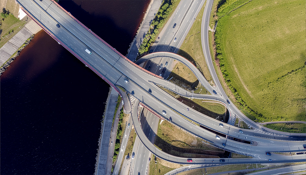 Luftaufnahme einer Autobahnkreuzung